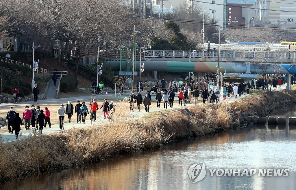 따뜻한 오후, 산책하는 시민들