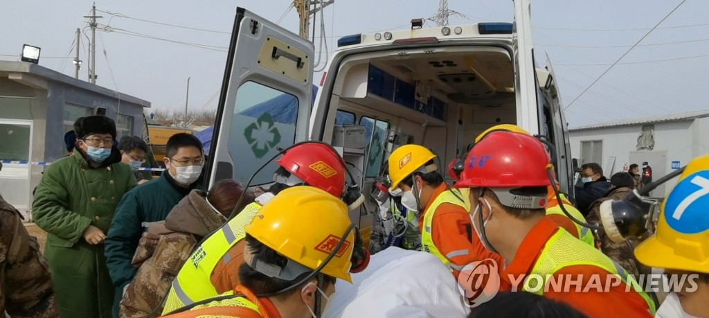 구급차로 옮겨지는 중국 산둥성 금광 매몰 광부