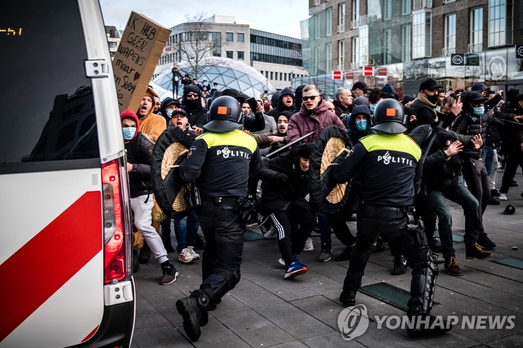 '코로나19 통금' 항의 시위대와 충돌하는 네덜란드 경찰