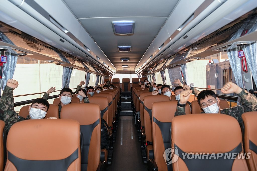 공군, '코로나 블루' 극복을 위한 언택트 드라이브 운영