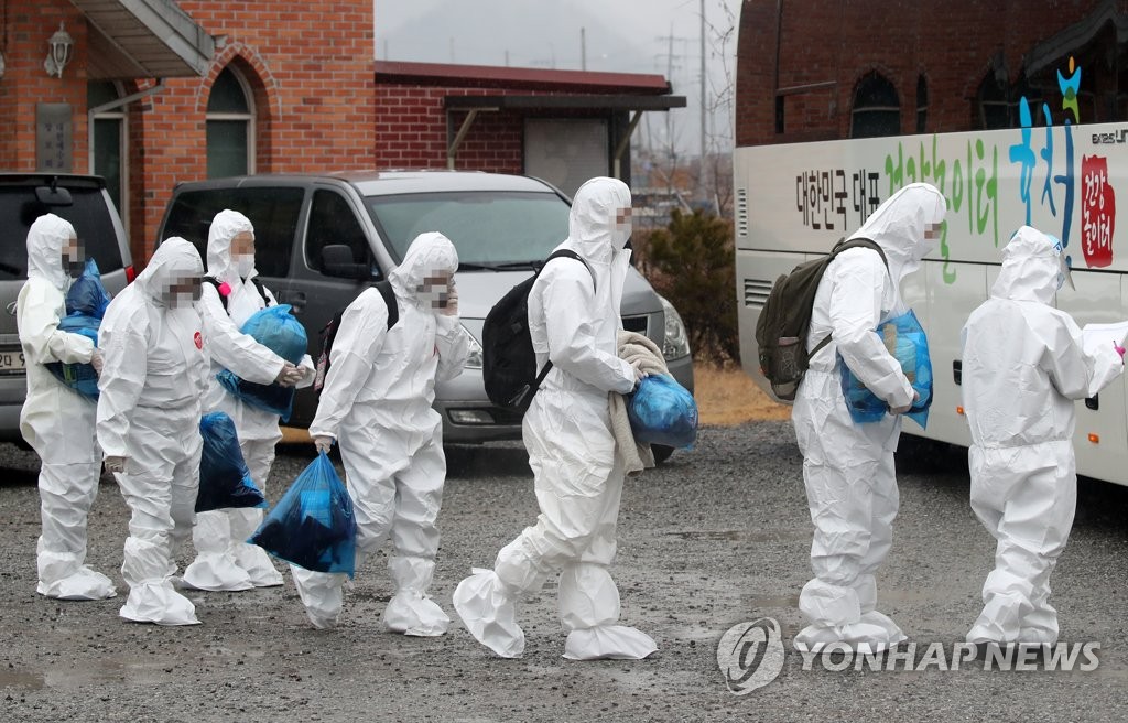 생활치료센터 향하는 대전 IEM국제학교 수련생들