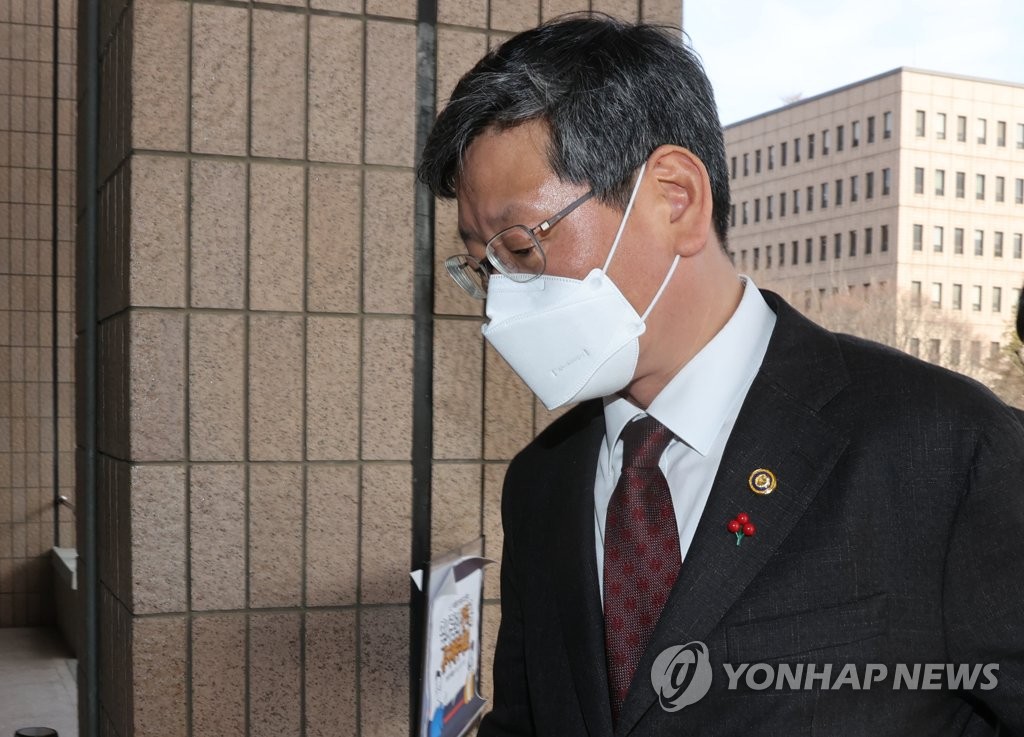 굳은 표정으로