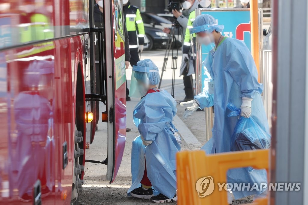 '무더기 확진'에 치료센터 이송