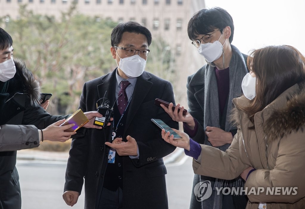 답하는 김진욱 공수처장