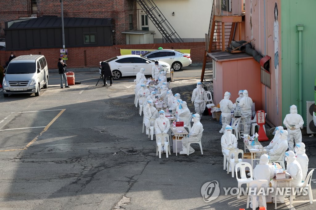 신도 집단감염…광주 안디옥교회 주차장에 선별진료소