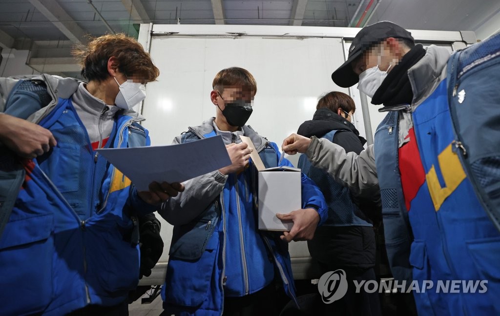 Members of the Parcel Delivery Workers' Solidarity Union cast their ballots to vote on a tentative agreement reached with logistic companies at a distribution center in eastern Seoul on Jan. 29, 2021. (Yonhap)