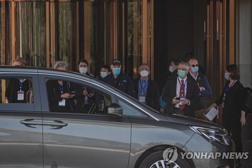 중국 우한서 숙소 나서는 WHO '코로나19 기원 조사팀'