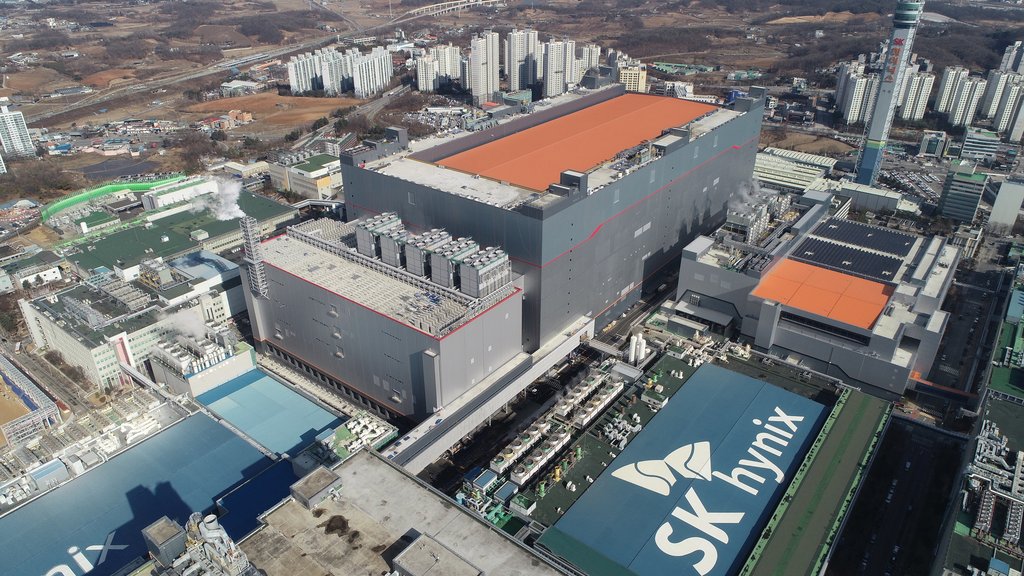 This photo provided by SK hynix Inc. on Feb. 1, 2021, shows the company's chip manufacturing plant in Icheon, south of Seoul. (PHOTO NOT FOR SALE) (Yonhap)