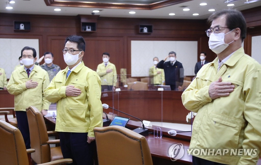 국기에 경례하는 총리와 국정원장·국가안보실장