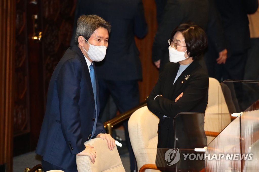대화하는 김상희 이인영