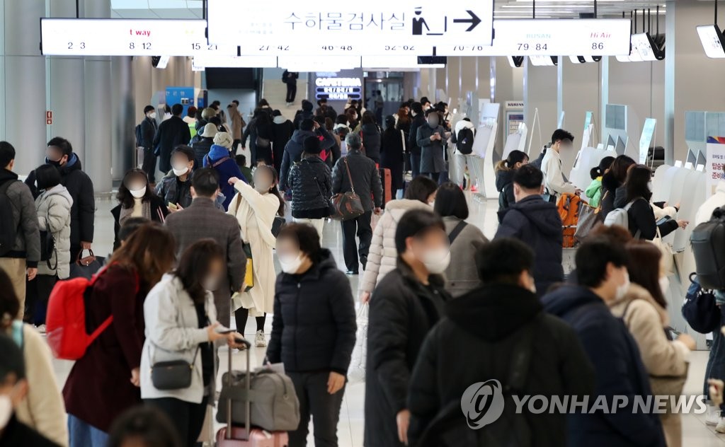 김포공항 국내선 청사는 여행객들로 북새통