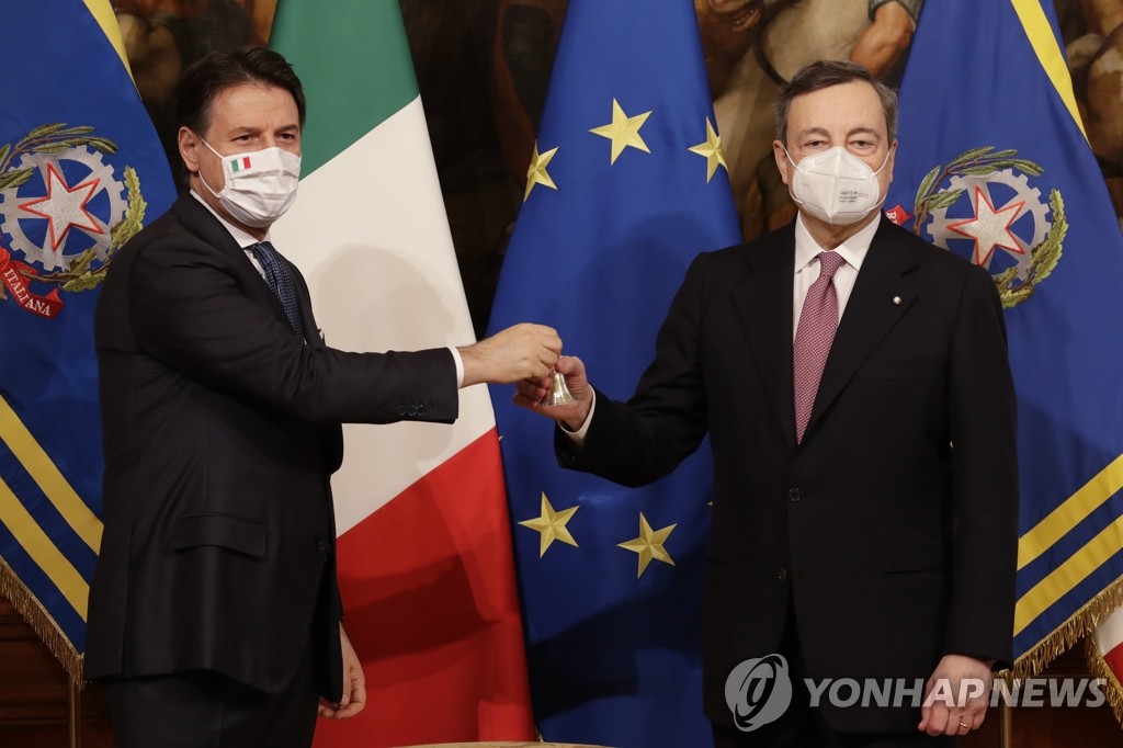 (로마 AP=연합뉴스) 13일(현지시간) 퇴임하는 주세페 콘테(왼쪽) 이탈리아 총리가 로마의 총리관저인 키지궁에서 전통에 따라 마리오 드라기 신임 총리에게 내각 이양의 의미를 담은 종을 건네주는 모습. leekm@yna.co.kr