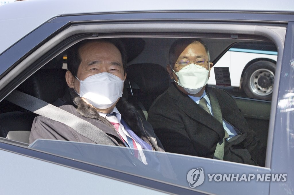 전기차 시승하는 정세균 총리