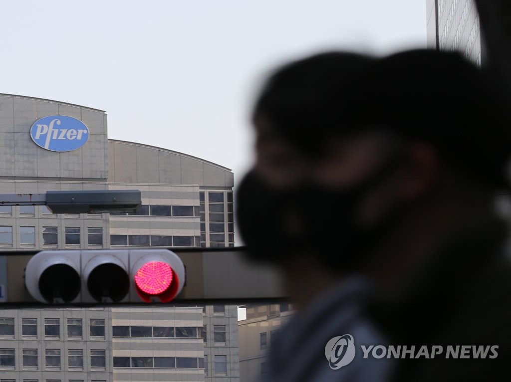 (도쿄=연합뉴스) 이세원 특파원 = 지난달 21일 오후 일본 도쿄도 시부야(澁谷)구 소재 화이자 일본 법인 근처에서 마스크를 쓴 행인이 이동하고 있다.