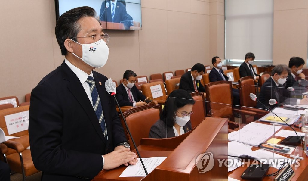 Industry minister at parliamentary session Industry minister at parliamentary session