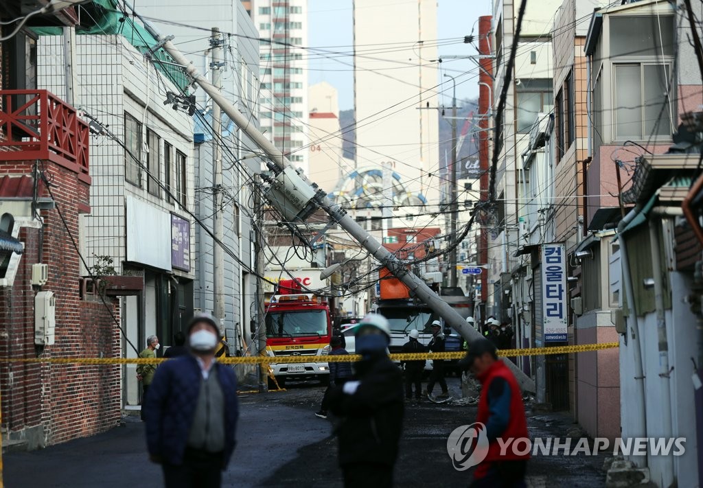 광주 도심서 전신주 쓰러져