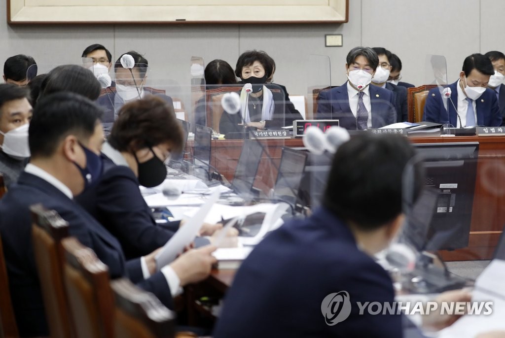 운영위 답변하는 최영애 인권위원장