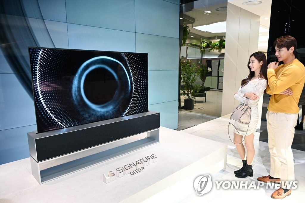 '더현대 서울'에 마련된 LG 롤러블 TV 전시존