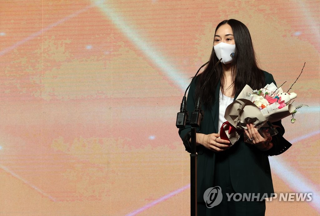 소감 말하는 우리은행 김소니아