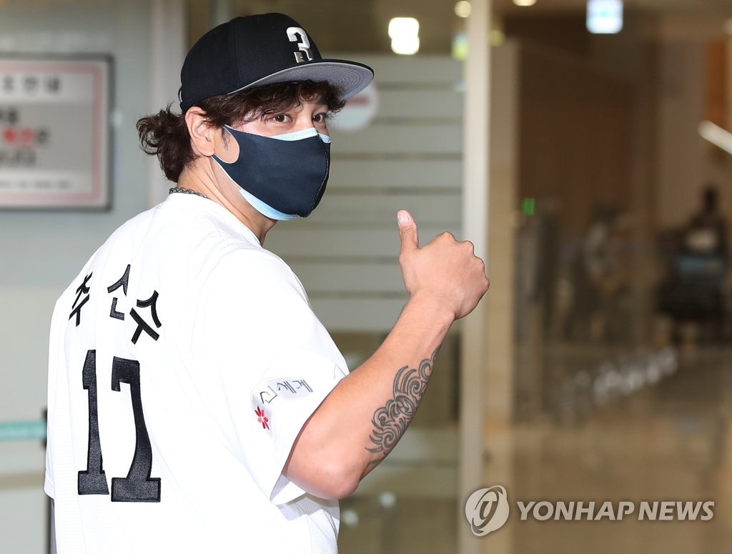 Choo Shin-soo of the Korea Baseball Organization club owned by Shinsegae Group poses in his new club's temporary jersey after arriving at Incheon International Airport, west of Seoul, on Feb. 25, 2021. (Yonhap)