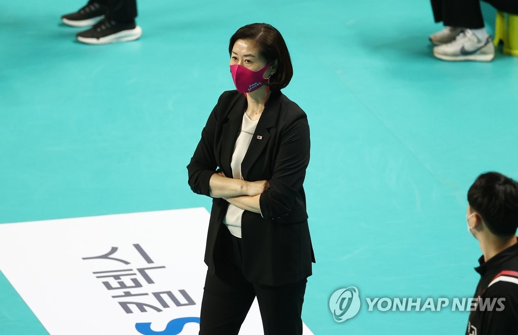 무거운 표정으로