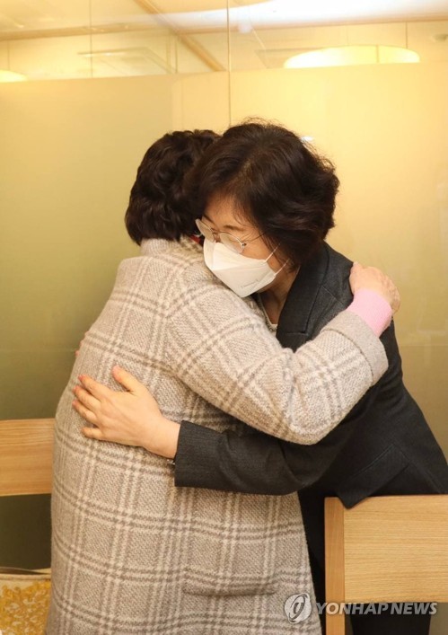 이용수 할머니 껴안은 정영애 여가부 장관