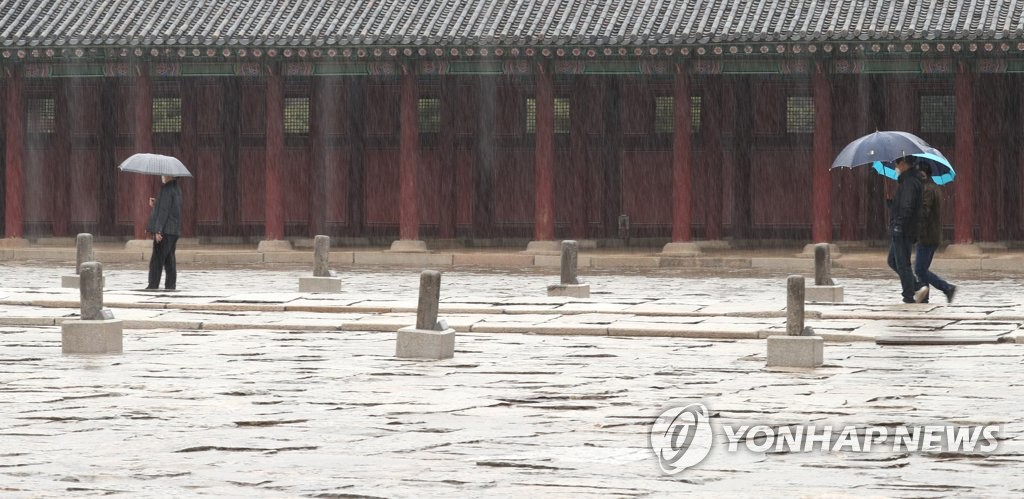 Rainy day at Gyeongbok Palace Rainy day at Gyeongbok Palace