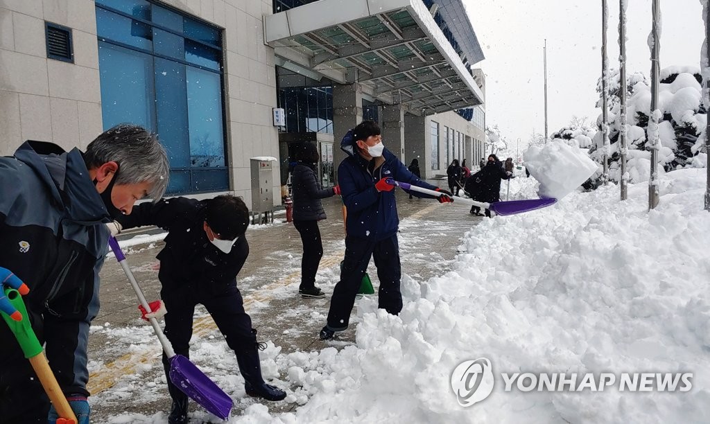 제설작업 하는 강릉시 공무원들