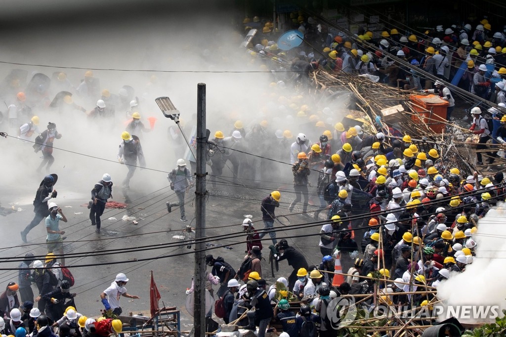 최루 가스 자욱한 미얀마 쿠데타 규탄 시위 현장