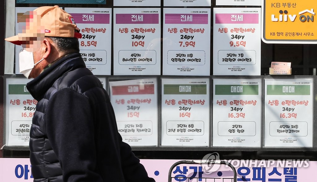 서울 서대문구의 한 부동산 사무실에 인근 아파트들의 매매와 전세, 월세 가격이 게시돼 있다
