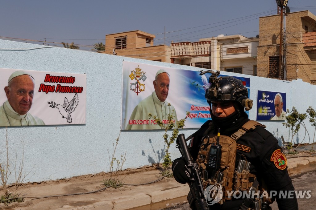 교황 방문 환영 벽보 나붙은 이라크 바그다드 시내