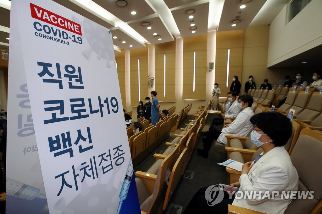 백신 접종 마치고 대기하는 의료진
