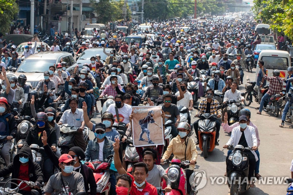 피살 시위 여성 장례행렬에 몰린 미얀마 시민들