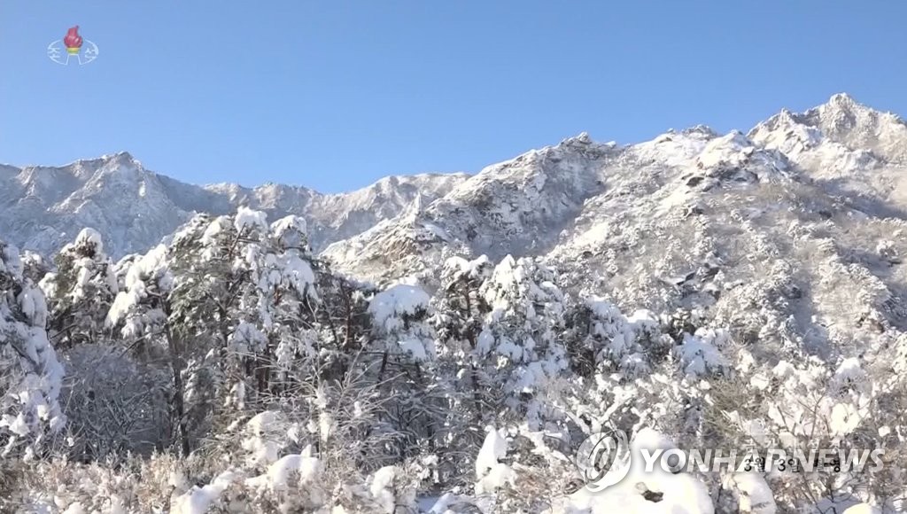 白く輝く北朝鮮の金剛山 白く輝く北朝鮮の金剛山