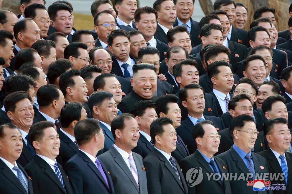 Kim Jong-un à un séminaire Kim Jong-un à un séminaire