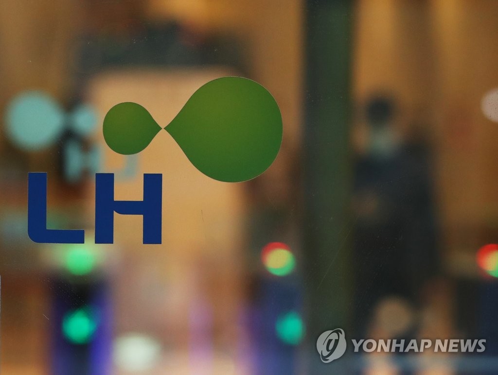 Shown in this file photo is the logo of the Korea Land and Housing Corp. (LH), taken at the developer's Gyeonggi Province office on March 12, 2021. (Yonhap)