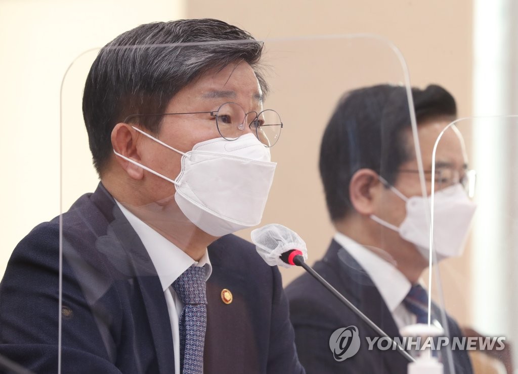 답변하는 전해철 행안부 장관