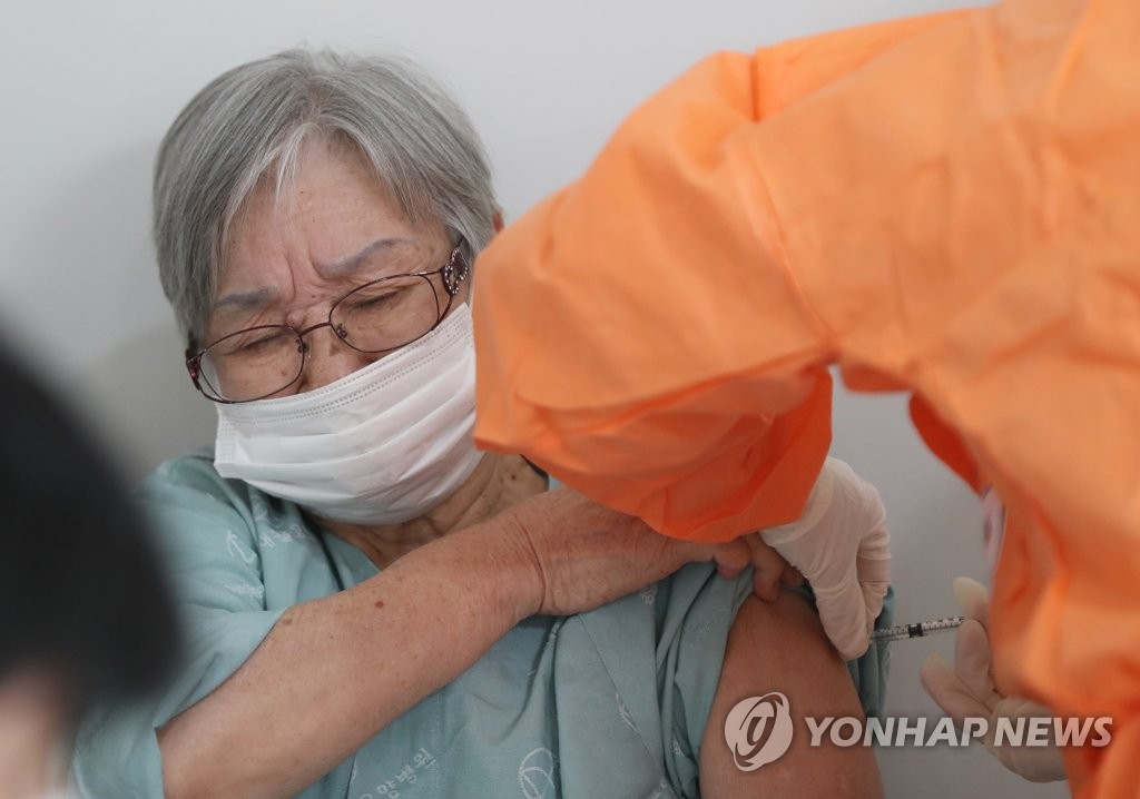 65세 이상 백신 접종 시작