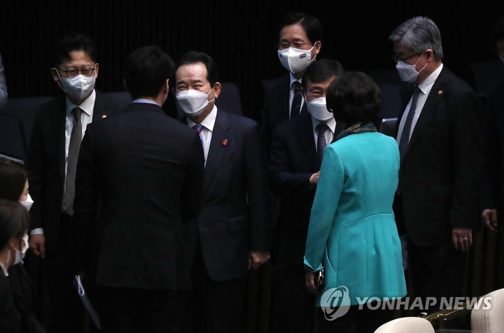 본회의장 나서는 정세균 국무총리