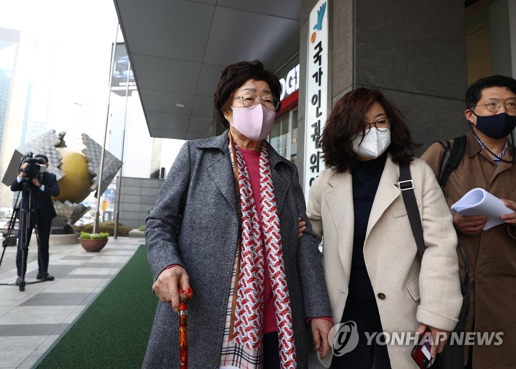 인권위 들어가는 이용수 할머니