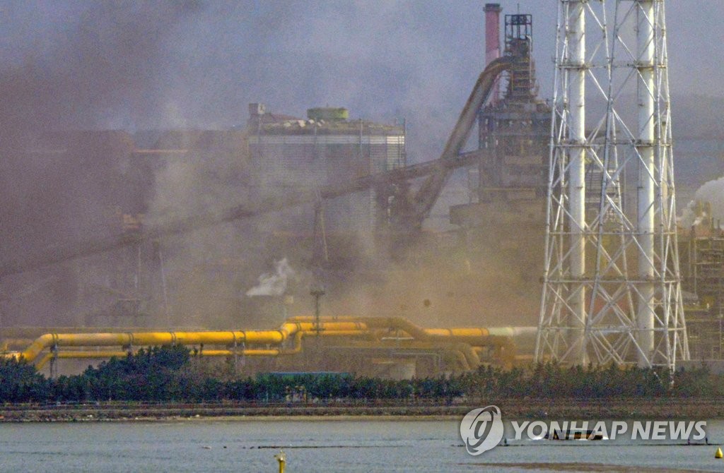 검은 연기 나는 포스코 포항제철소