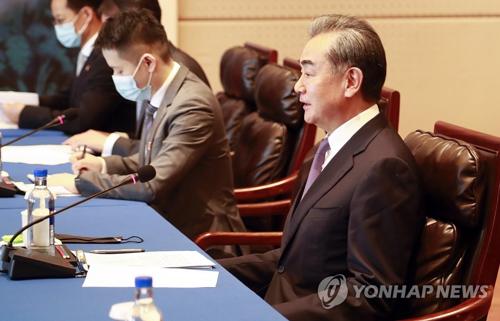 한중 회담서 발언하는 왕이 외교부장