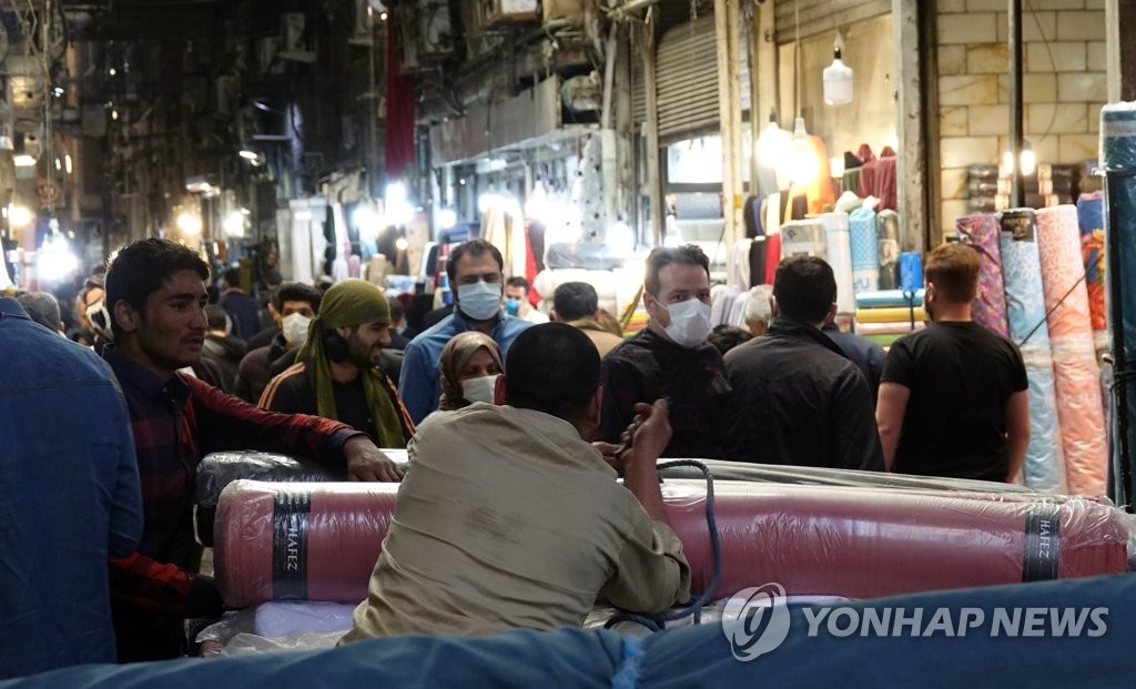 마스크 착용한 이란 테헤란 시민들