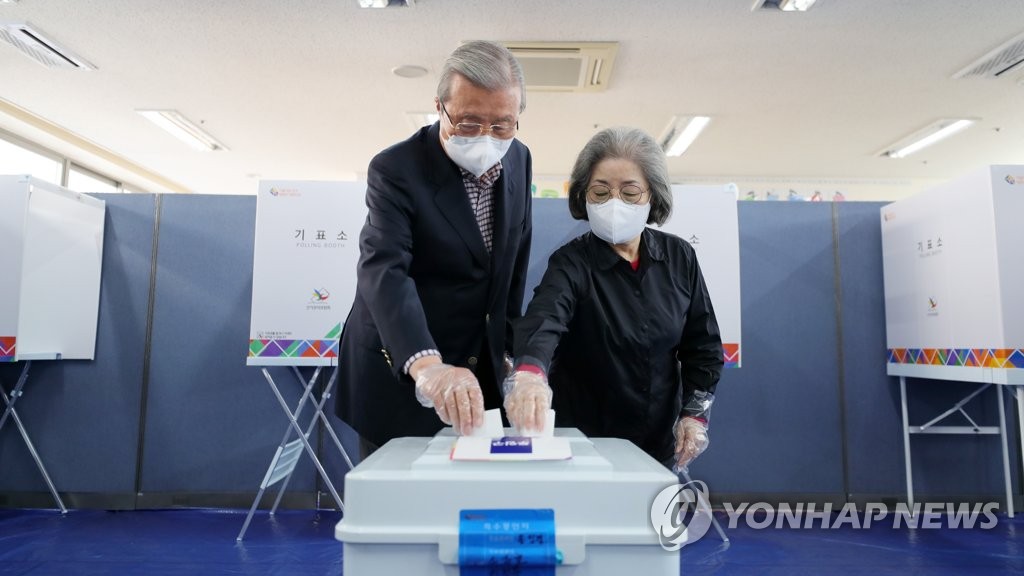 투표하는 국민의힘 김종인 비대위원장