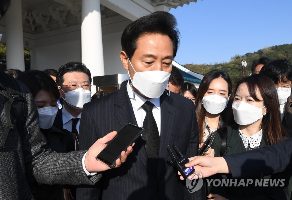 Oh Se-hoon, the winner of the April 7 Seoul mayoral by-election on the ticket of the main opposition People Power Party, is surrounded by a herd of reporters after paying tribute at the National Cemetery in Seoul on April 8, 2021, in his first official activity as Seoul mayor. (Pool photo) (Yonhap)