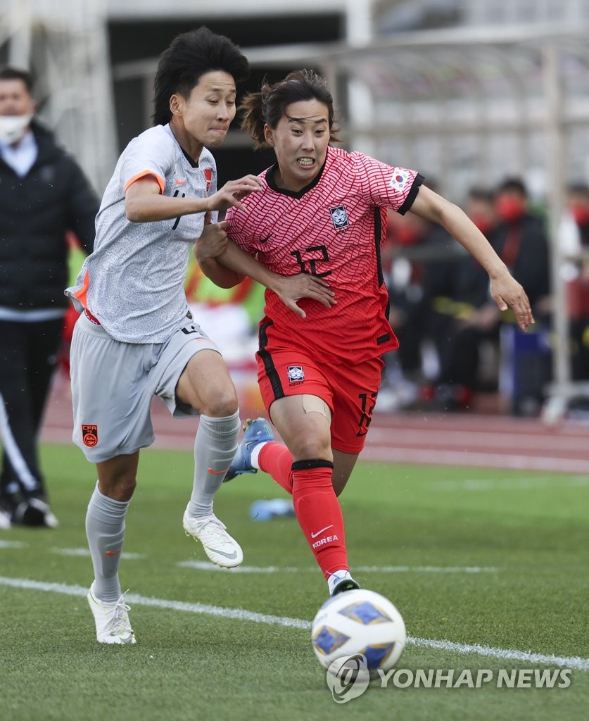 Choo Hyo-joo of South Korea (R) battles Lou Jiahui of China for the ball during the teams' Olympic women's football qualifying match at Goyang Stadium in Goyang, Gyeonggi Province, on April 8, 2021. (Yonhap)