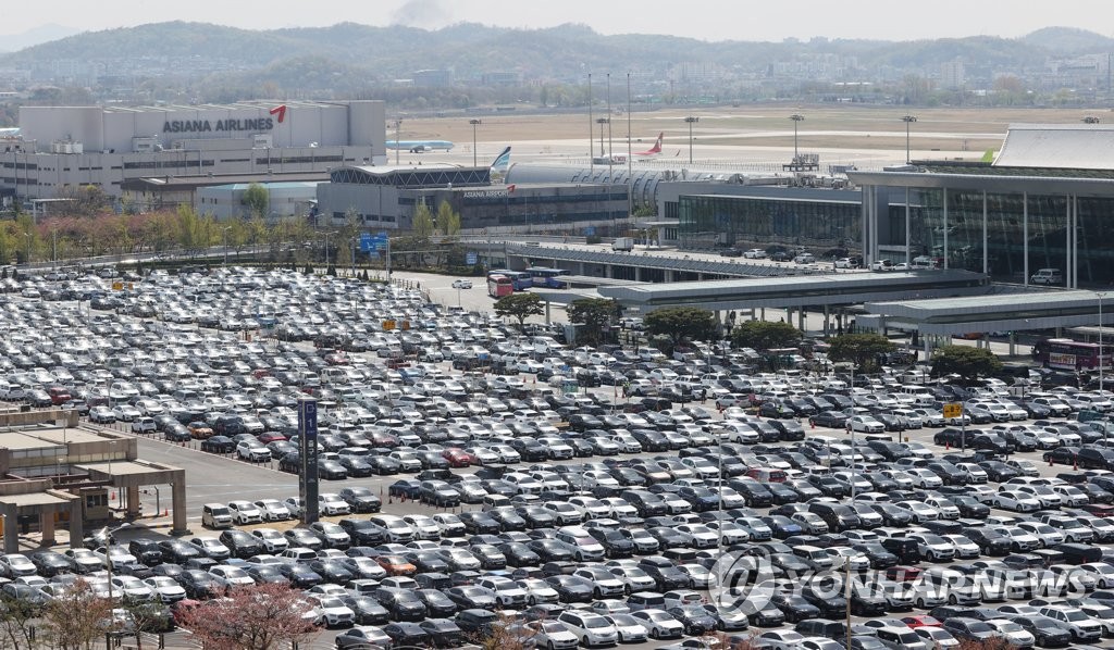 주말 앞두고 차량 가득한 김포공항 주차장