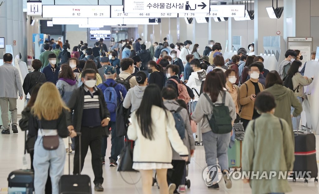 제주행 탑승객들로 붐비는 공항