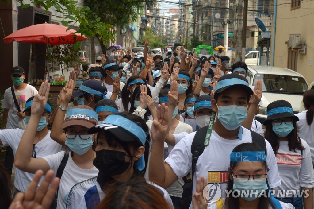 'R2P' 머리띠 두르고 국제사회 개입 촉구하는 미얀마 시위대