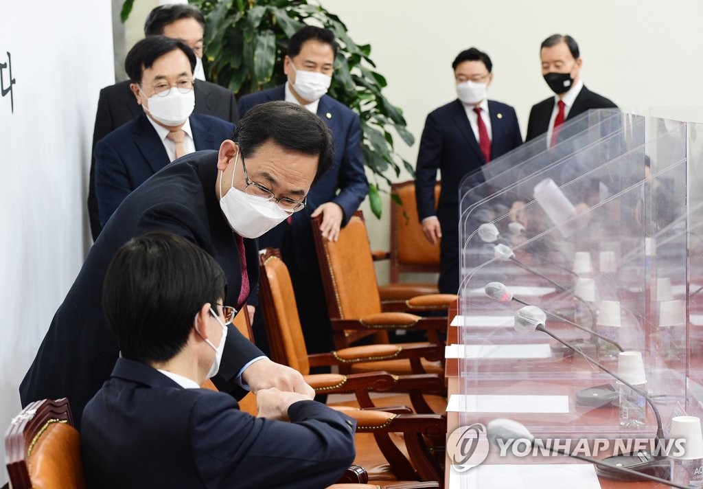 조경태 의원과 인사하는 주호영 당대표 권한대행